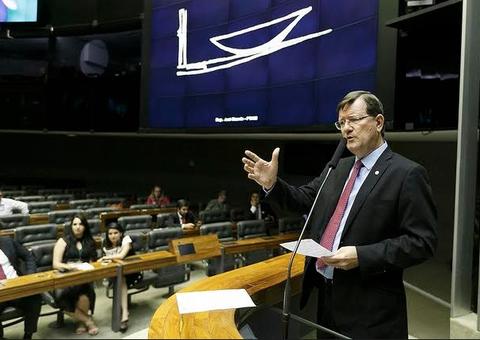 “Bolsonaro pratica atentado à soberania nacional ao garantir livre entrada de estrangeiros”, diz deputado