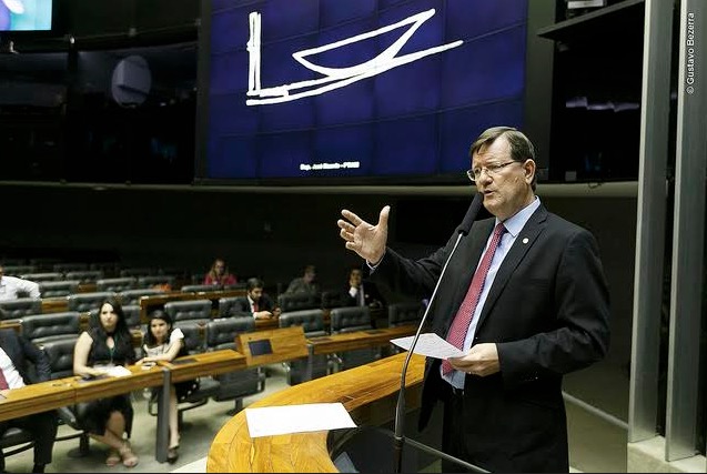 “Bolsonaro pratica atentado à soberania nacional ao garantir livre entrada de estrangeiros”, diz deputado
