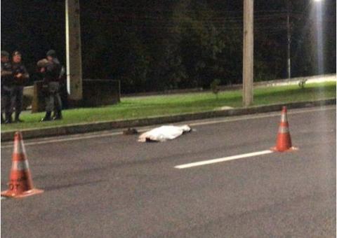 Homem morre após ser baleado e jogado de carro em movimento em avenida de Manaus