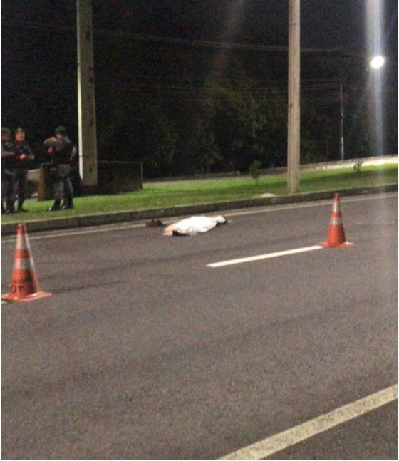 Homem morre após ser baleado e jogado de carro em movimento em avenida de Manaus