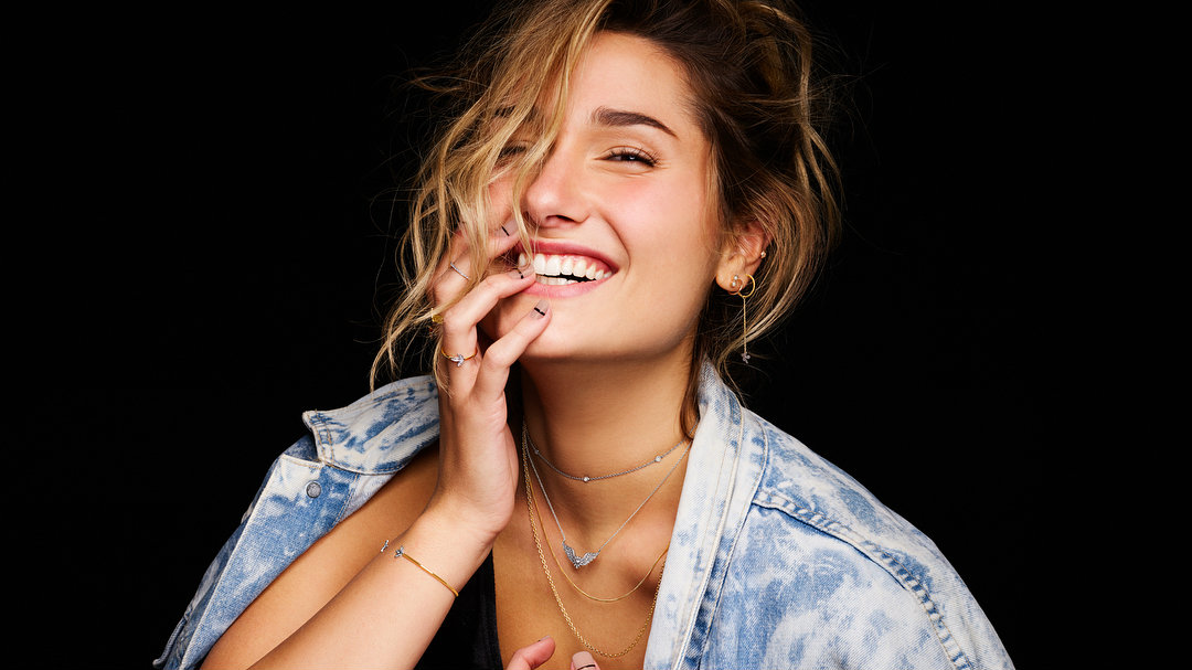 Em clima de romance, Sasha Meneghel curte viagem paradisíaca com namorado