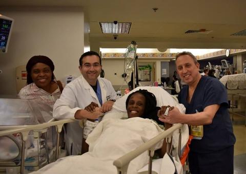 Mulher dá à luz seis bebês em apenas nove minutos e impressiona a todos