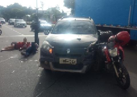 Acidente envolvendo carro e motocicleta deixa dois ferido em avenida de Manaus