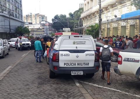Com faca e celulares roubados, casal é preso durante perseguição no Centro de Manaus