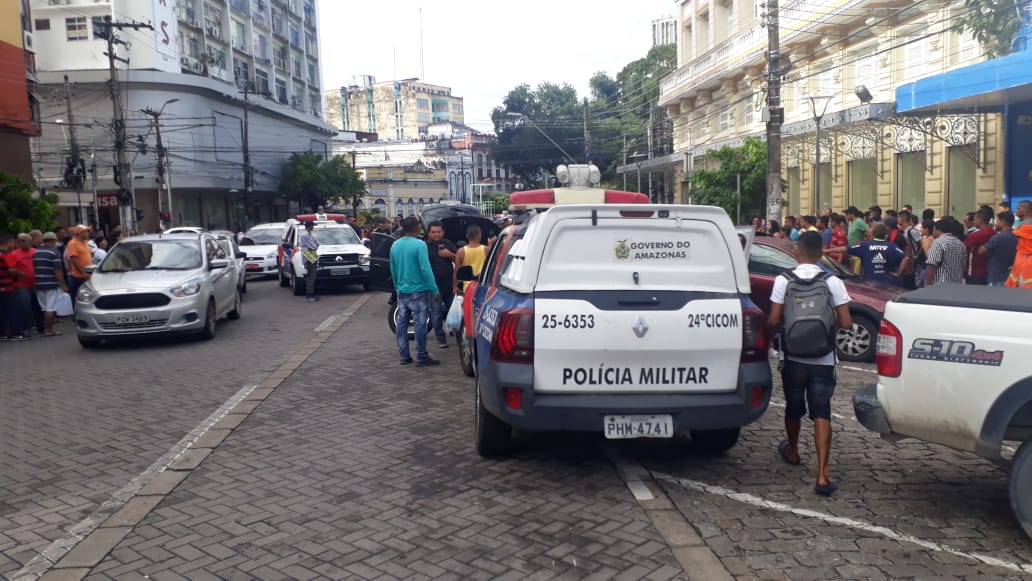 Com faca e celulares roubados, casal é preso durante perseguição no Centro de Manaus