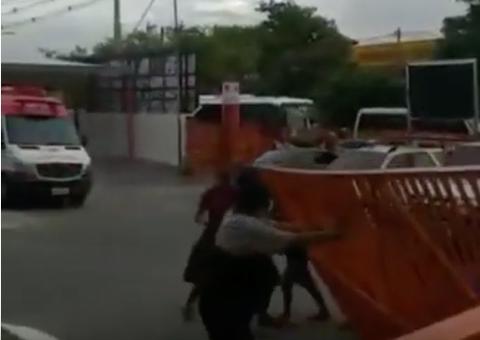 Populares invadem base do Samu para tentar salvar homem em Manaus