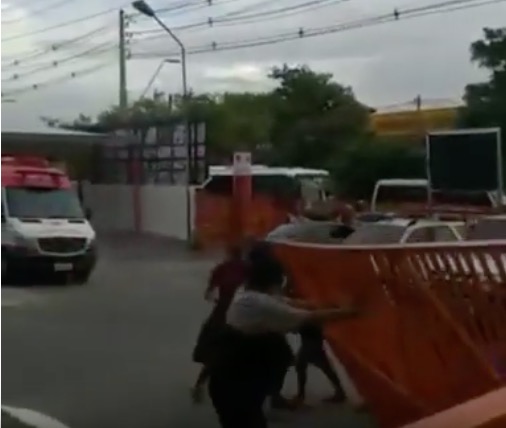 Populares invadem base do Samu para tentar salvar homem em Manaus