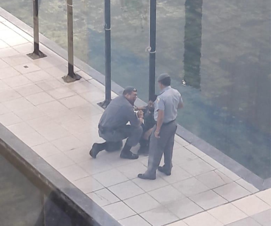 Desesperado por emprego, homem se acorrenta pelo pescoço na Aleam; vídeo 