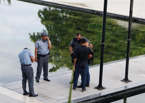 Desesperado por emprego, homem se acorrenta pelo pescoço na Aleam; vídeo 