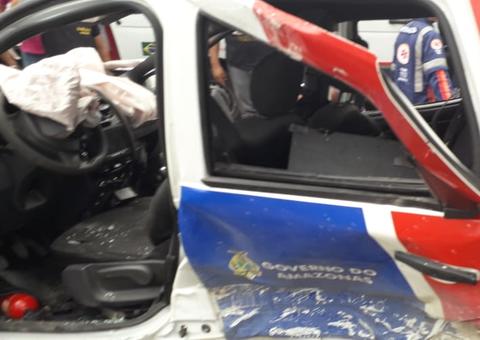 Policial fica preso em viatura após acidente em Manaus