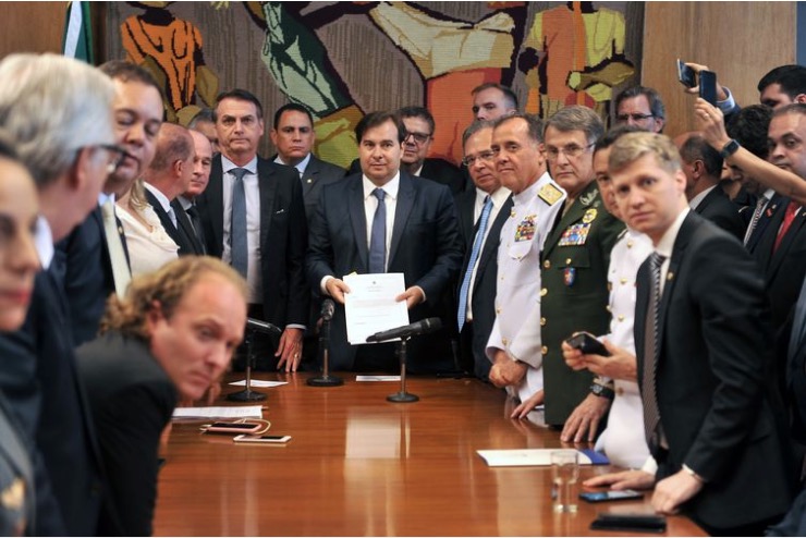 Bolsonaro entrega reforma previdenciária dos militares ao Congresso