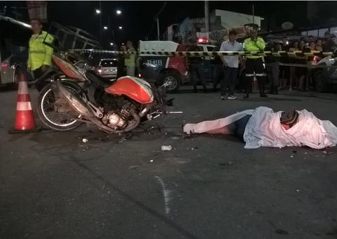 Entregador de gás morre após colidir moto com carro em Manaus