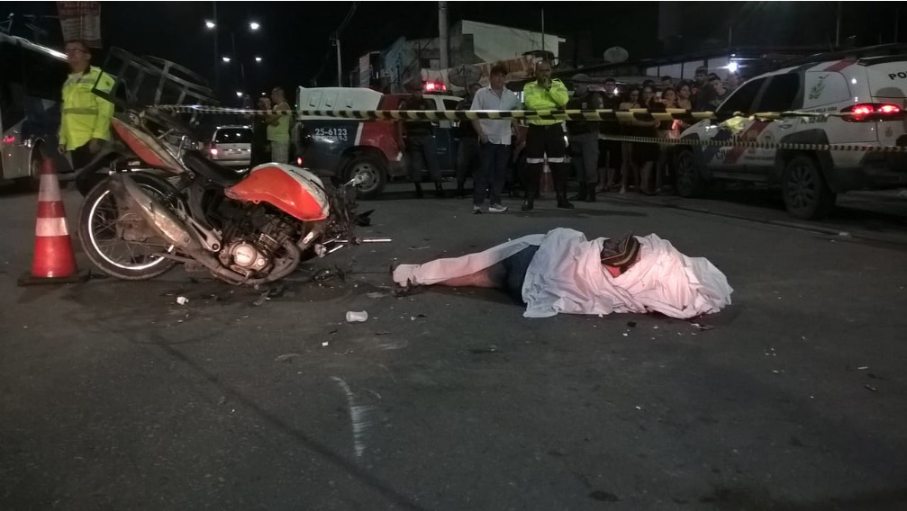 Entregador de gás morre após colidir moto com carro em Manaus