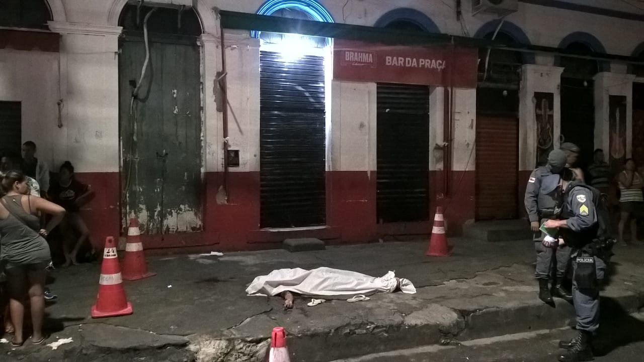Jovem é morto a tiros em bar no centro de Manaus 