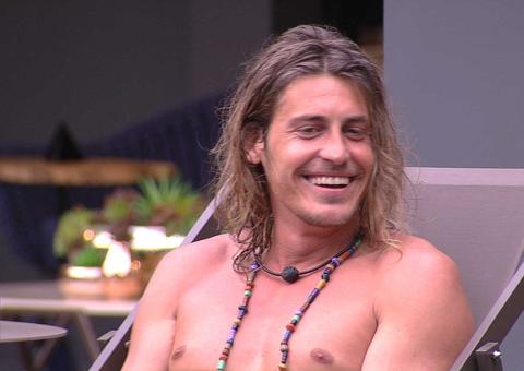 No BBB19, Italiano 'beija' sister durante festa  
