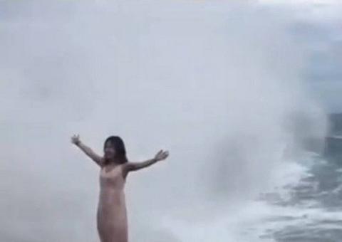 Mulher é 'engolida' por forte onda e o pior acontece