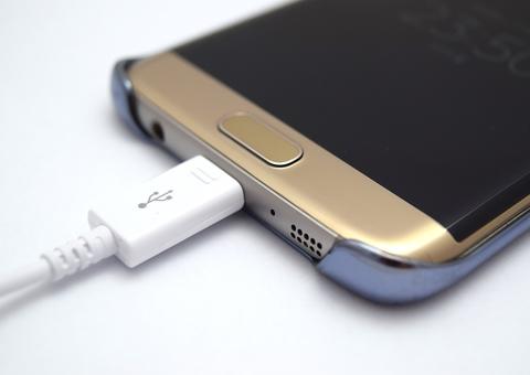 Adolescente morre após celular cair na banheira 