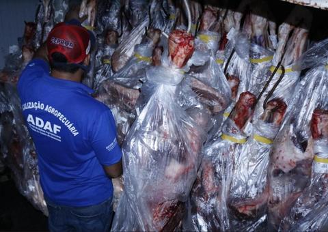 Mais de 700 quilos de carne vencida são apreendidos em embarcação no Amazonas