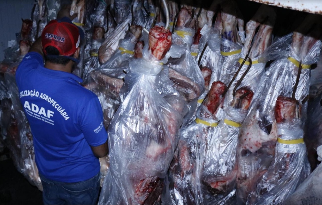 Mais de 700 quilos de carne vencida são apreendidos em embarcação no Amazonas