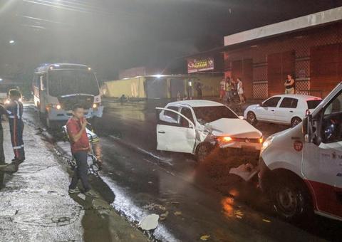 Motorista fica ferido após acidente entre carro e micro-ônibus em Manaus