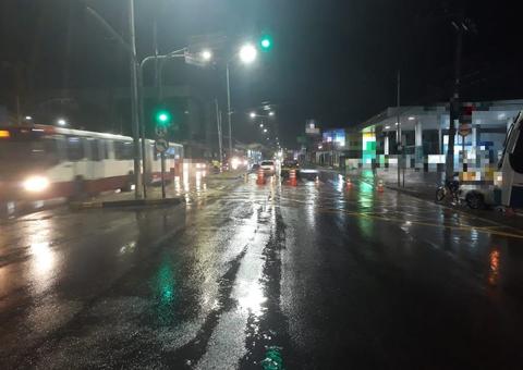 Avenida de Manaus é interditada por causa de obra em tubulação