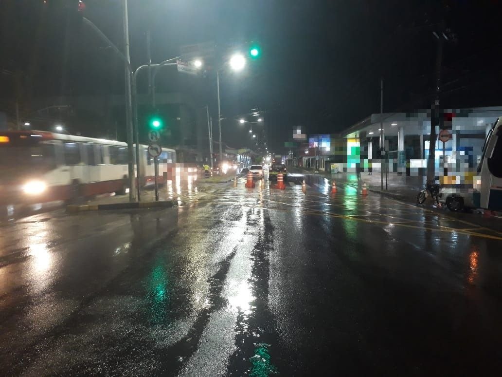 Avenida de Manaus é interditada por causa de obra em tubulação