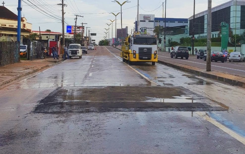 Trânsito na av. Constantino Nery é liberado após encerramento de obra emergencial 