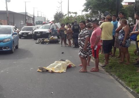 Em Manaus, motociclista morre esmagado e outro fica ferido em acidente chocante 