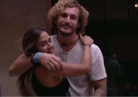 BBB19: Após chamegos, Alan convida Carol para o quarto do líder 