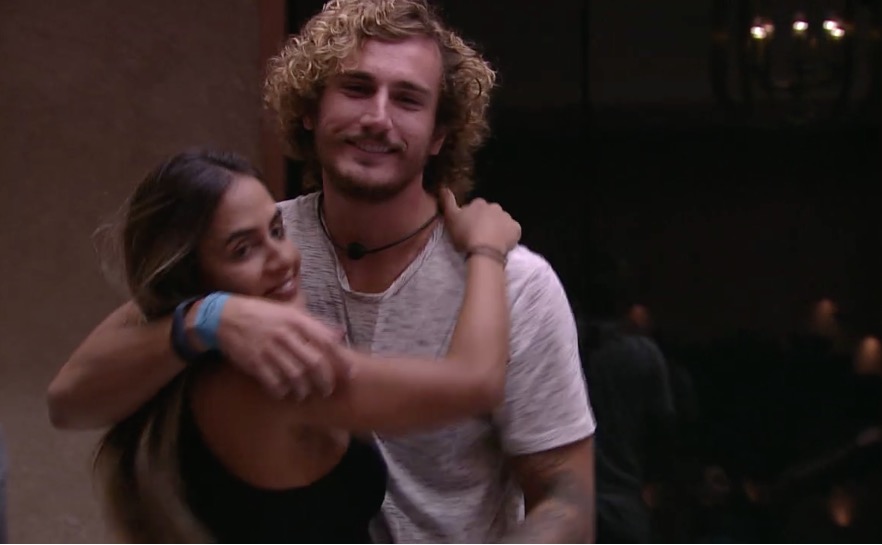 BBB19: Após chamegos, Alan convida Carol para o quarto do líder 