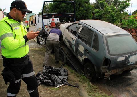Operação Sucata remove carros abandonados em Manaus 