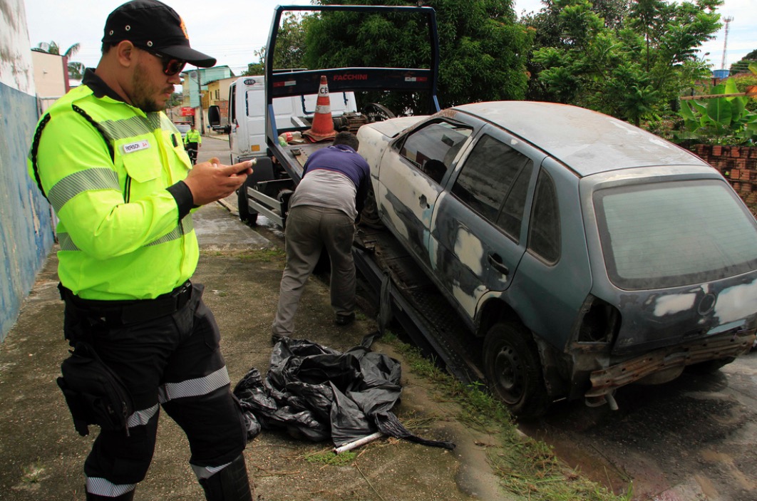 Operação Sucata remove carros abandonados em Manaus 