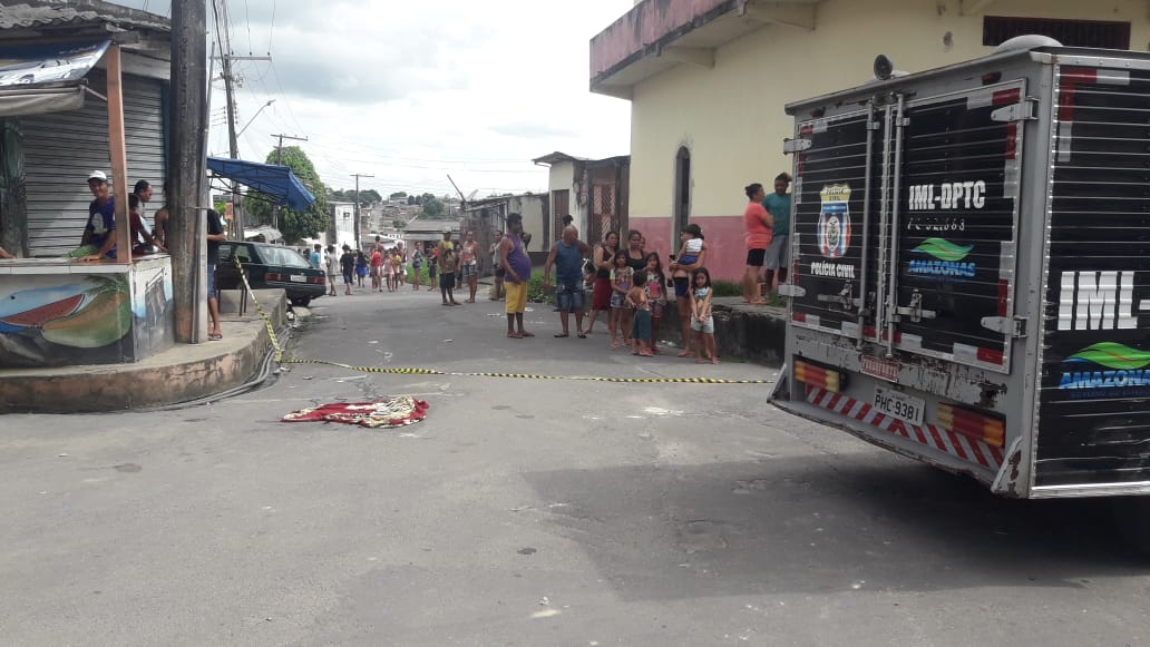 Homem é morto com tiro na cabeça ao caminhar em rua de Manaus 
