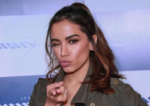 Anitta posta foto ousada para divulgar novo álbum