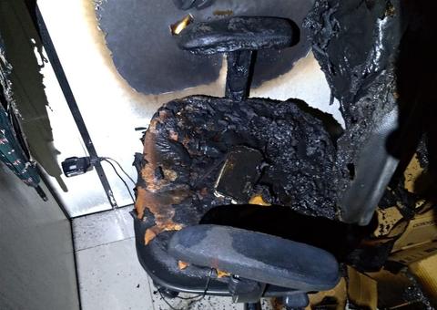 Celular esquecido conectado à tomada pega fogo e provoca incêndio 