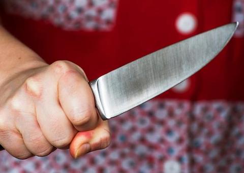 Aluno é esfaqueado nas costas por colega de sala