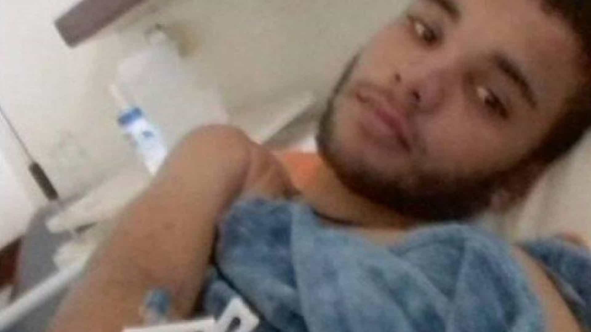 Jovem foge de hospital para comer hambúrguer e morre 