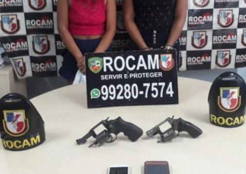 Com bebê no colo e armas na bolsa, mulheres são presas em avenida de Manaus