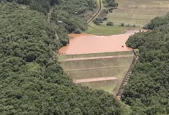 Sirenes tocam e alertam para risco de barragem se romper a qualquer momento em Minas Gerais