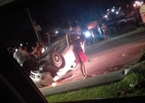 Desgovernado, carro capota e motorista fica ferido em avenida de Manaus