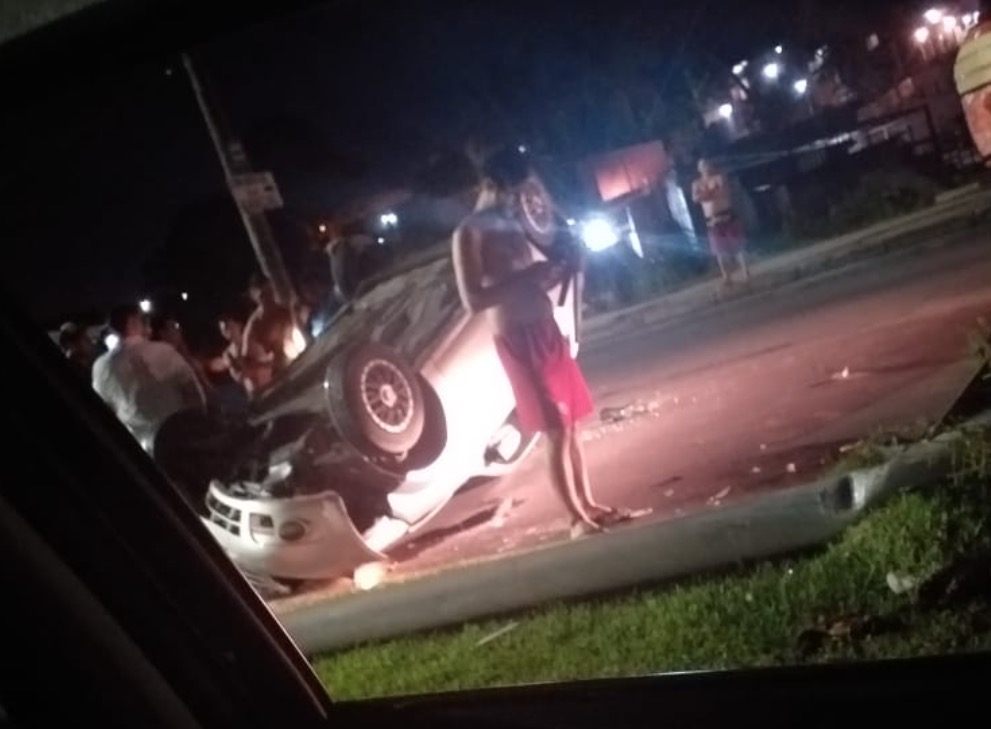 Desgovernado, carro capota e motorista fica ferido em avenida de Manaus