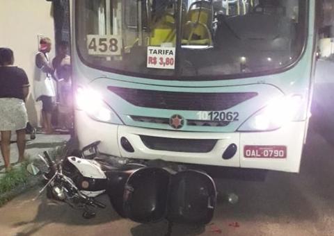 Motociclista escapa da morte após se desequilibrar e ser atropelado por ônibus em Manaus