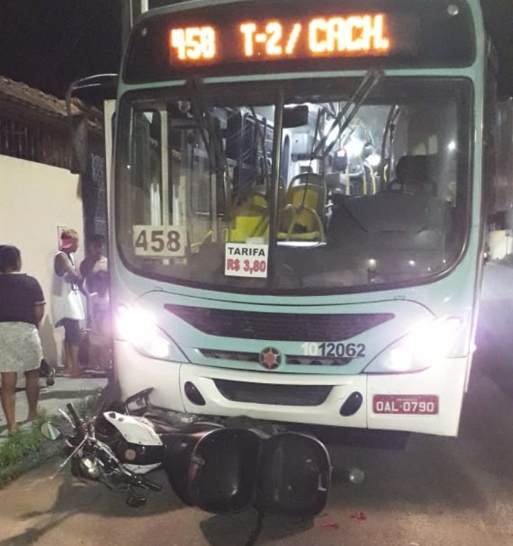 Motociclista escapa da morte após se desequilibrar e ser atropelado por ônibus em Manaus