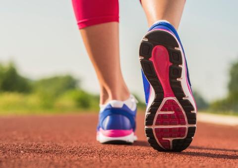 Iniciar a prática da caminhada para sair do sedentarismo requer cuidados