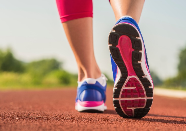 Iniciar a prática da caminhada para sair do sedentarismo requer cuidados