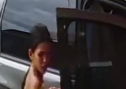 Vídeo mostra mulher roubando carro com dispositivo chapolin em Manaus