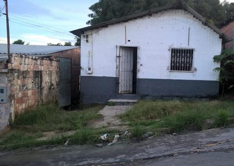 Corpo de mulher é encontrado em quintal de casa em Manaus