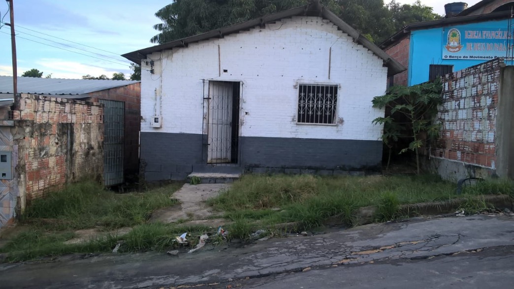 Corpo de mulher é encontrado em quintal de casa em Manaus