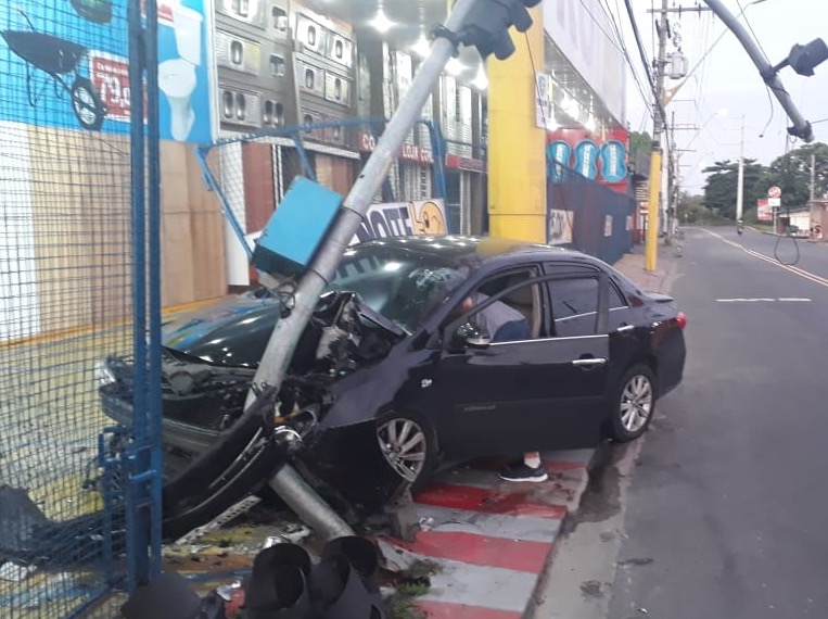 Sem direção, carro arranca semáforo e invade pátio de loja em avenida de Manaus