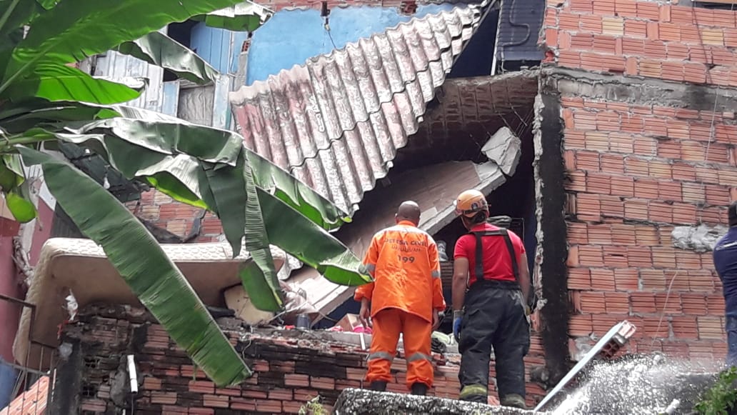 Casal fica ferido em meio a escombros após casa desabar em Manaus 